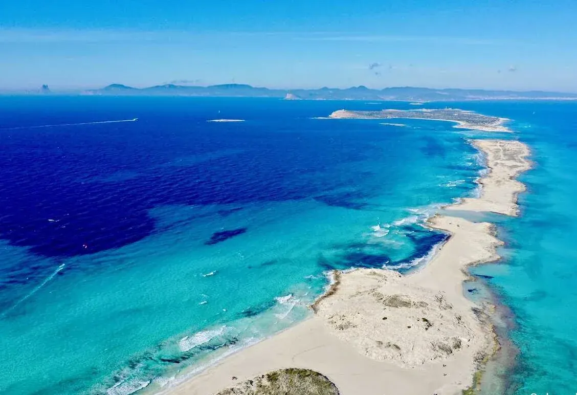 Vista aérea de la costa y aguas turquesas de Formentera