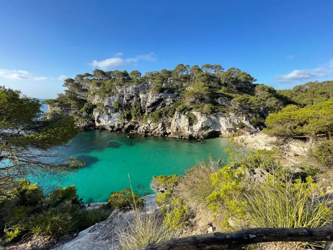Cala natural de aguas turquesas en Menorca